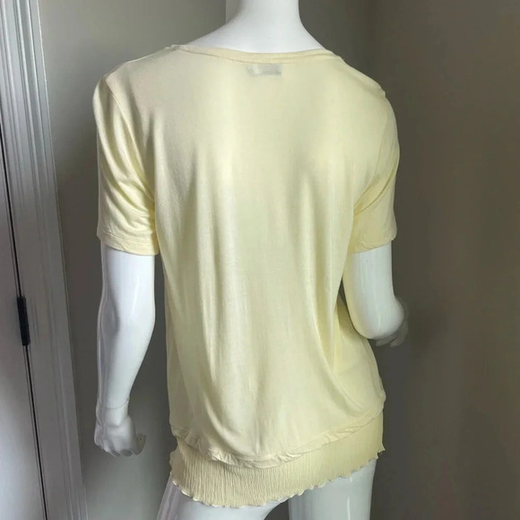 Vince light yellow v-neck feminine t shirt with added ruffle on bottom Size S - Picture 3 of 4